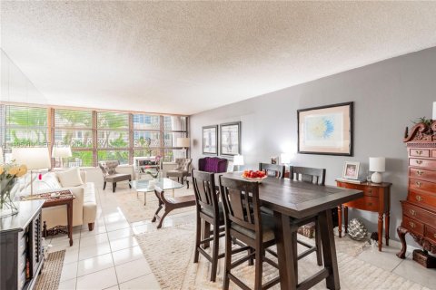 Condo in Miami, Florida, 2 bedrooms  № 2064469 - photo 4