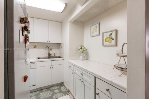 Condo in Miami, Florida, 2 bedrooms  № 2064469 - photo 12