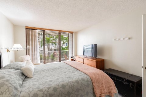Condo in Miami, Florida, 2 bedrooms  № 2064469 - photo 9