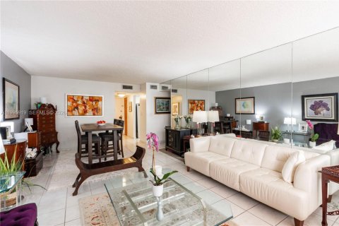 Condo in Miami, Florida, 2 bedrooms  № 2064469 - photo 3