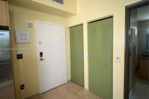 Снять в аренду кондоминиум в Майами, Флорида 1 спальня, 72.74м2, № 1957705 - фото 8