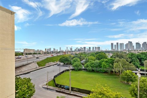 Снять в аренду кондоминиум в Майами, Флорида 1 спальня, 72.74м2, № 1957705 - фото 27