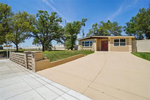 House in Tampa, Florida 3 bedrooms, 129.69 sq.m. № 2200007 - photo 3