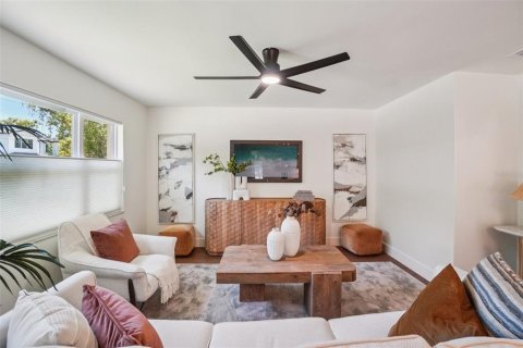 House in Tampa, Florida 3 bedrooms, 129.69 sq.m. № 2200007 - photo 12