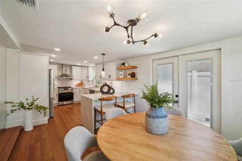 House in Tampa, Florida 3 bedrooms, 129.69 sq.m. № 2200007 - photo 14