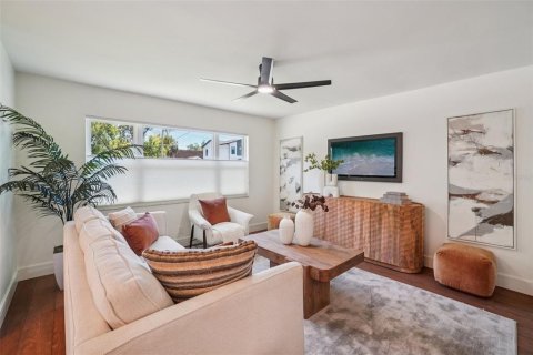 House in Tampa, Florida 3 bedrooms, 129.69 sq.m. № 2200007 - photo 9
