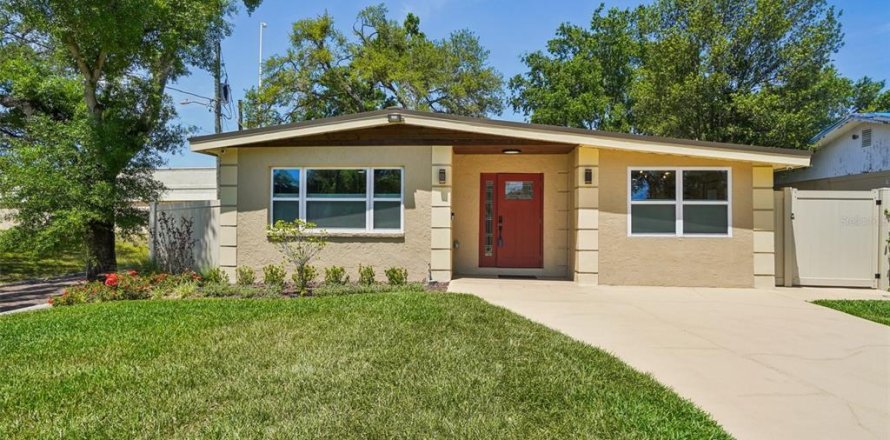 House in Tampa, Florida 3 bedrooms, 129.69 sq.m. № 2200007