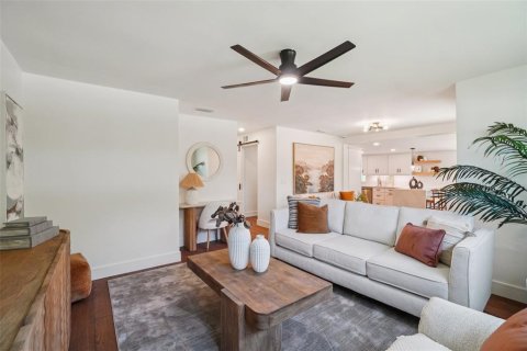 House in Tampa, Florida 3 bedrooms, 129.69 sq.m. № 2200007 - photo 11