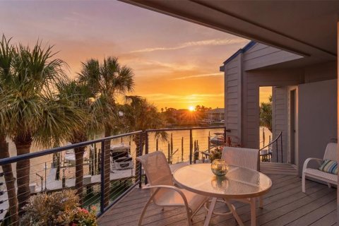 Condo in Tierra Verde, Florida, 3 bedrooms № 2196478