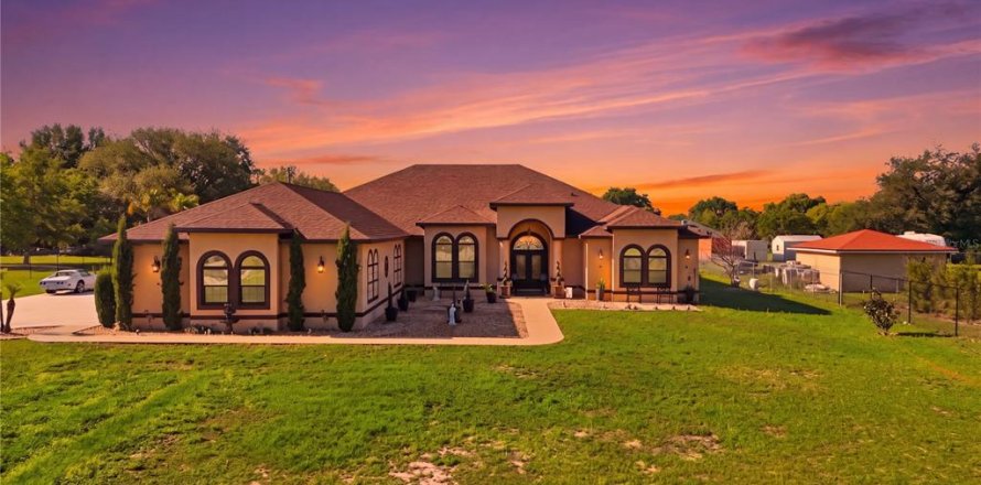 House in Clermont, Florida 6 bedrooms, 361.85 sq.m. № 2104623