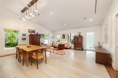 House in Miami, Florida 6 bedrooms, 361.48 sq.m. № 1596001 - photo 3