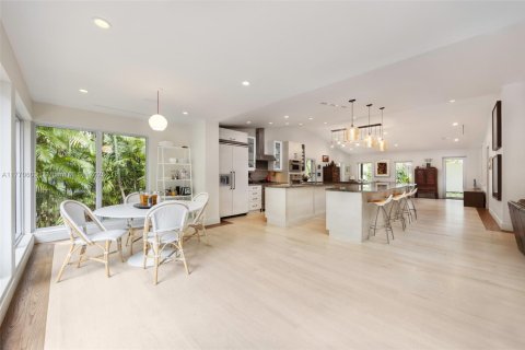 House in Miami, Florida 6 bedrooms, 361.48 sq.m. № 1596001 - photo 7