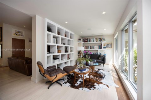 House in Miami, Florida 6 bedrooms, 361.48 sq.m. № 1596001 - photo 10