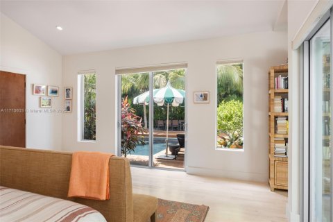 House in Miami, Florida 6 bedrooms, 361.48 sq.m. № 1596001 - photo 17