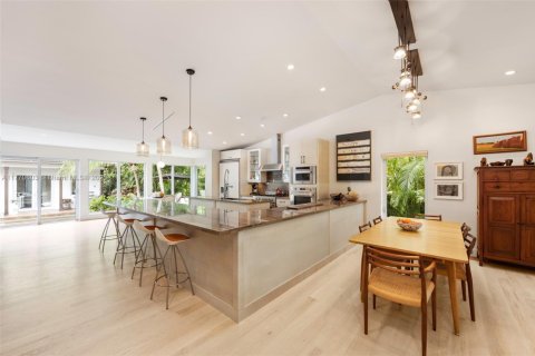 House in Miami, Florida 6 bedrooms, 361.48 sq.m. № 1596001 - photo 5