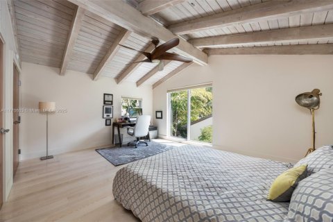 House in Miami, Florida 6 bedrooms, 361.48 sq.m. № 1596001 - photo 22