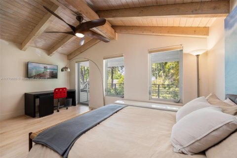 House in Miami, Florida 6 bedrooms, 361.48 sq.m. № 1596001 - photo 20