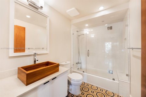 House in Miami, Florida 6 bedrooms, 361.48 sq.m. № 1596001 - photo 28