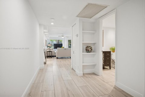 Copropriété à vendre à Pembroke Pines, Floride: 1 chambre, 97.08 m2 № 1975572 - photo 2