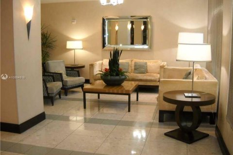 Condo in Hollywood, Florida, 1 bedroom  № 2038096 - photo 23