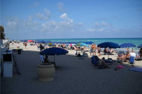 Condo in Hollywood, Florida, 1 bedroom  № 2038096 - photo 19