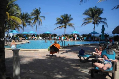 Condo in Hollywood, Florida, 1 bedroom  № 2038096 - photo 17