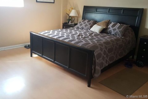 Condo in Hollywood, Florida, 1 bedroom  № 2038096 - photo 9