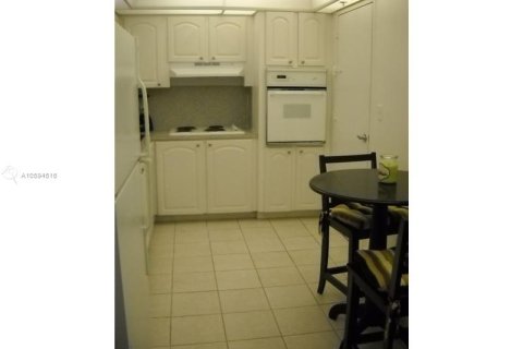 Condo in Hollywood, Florida, 1 bedroom  № 2038096 - photo 13