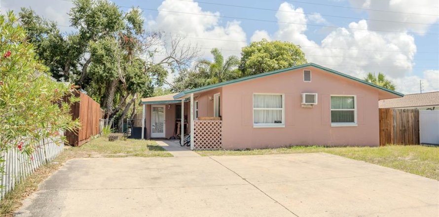 Commercial property in Dunedin, Florida 4 bedrooms, 129.32 sq.m. № 2209788