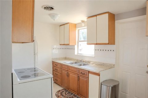 Commercial property in Dunedin, Florida 4 bedrooms, 129.32 sq.m. № 2209788 - photo 3