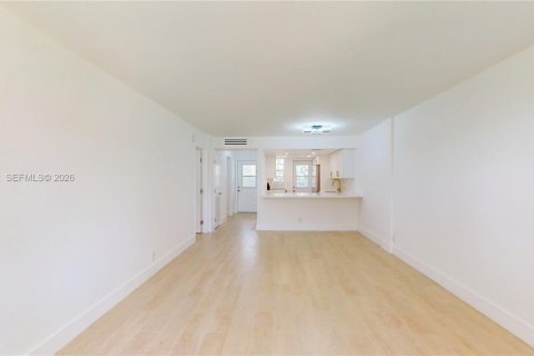 Condo in Hallandale Beach, Florida, 1 bedroom  № 2189964 - photo 6