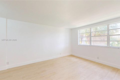 Condo in Hallandale Beach, Florida, 1 bedroom  № 2189964 - photo 7