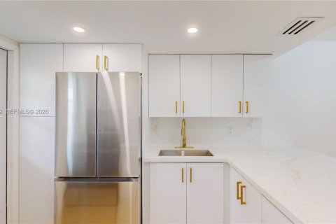 Condo in Hallandale Beach, Florida, 1 bedroom  № 2189964 - photo 15
