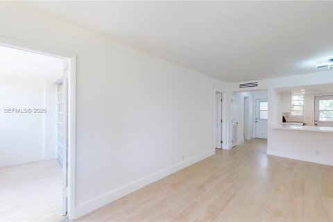 Condo in Hallandale Beach, Florida, 1 bedroom  № 2189964 - photo 18