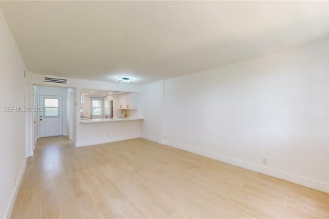 Condo in Hallandale Beach, Florida, 1 bedroom  № 2189964 - photo 9