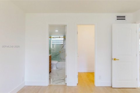 Condo in Hallandale Beach, Florida, 1 bedroom  № 2189964 - photo 11