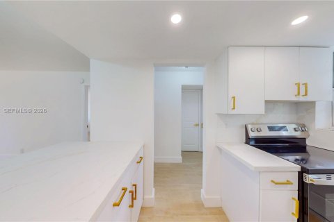Condo in Hallandale Beach, Florida, 1 bedroom  № 2189964 - photo 27