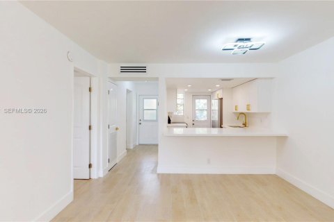 Condo in Hallandale Beach, Florida, 1 bedroom  № 2189964 - photo 21