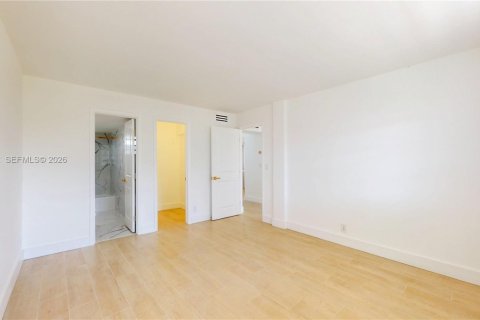 Condo in Hallandale Beach, Florida, 1 bedroom  № 2189964 - photo 8