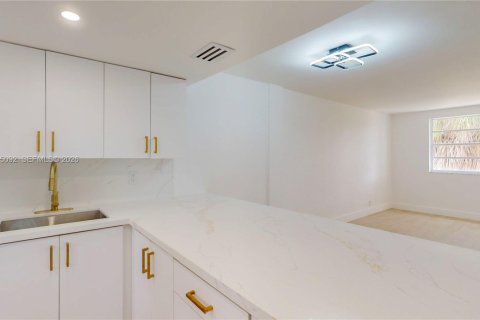 Condo in Hallandale Beach, Florida, 1 bedroom  № 2189964