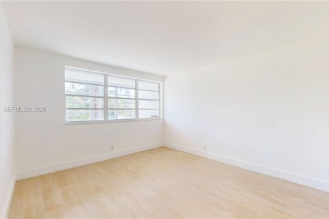 Condo in Hallandale Beach, Florida, 1 bedroom  № 2189964 - photo 5