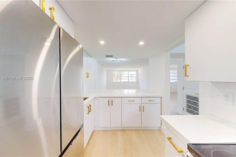 Condo in Hallandale Beach, Florida, 1 bedroom  № 2189964 - photo 20