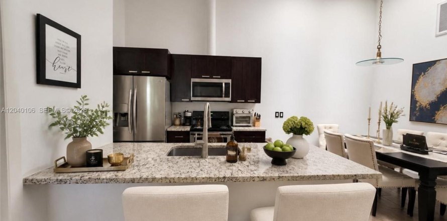 House in Sunrise, Florida 2 bedrooms, 88.63 sq.m. № 2086449