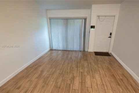 House in Sunrise, Florida 2 bedrooms, 88.63 sq.m. № 2086449 - photo 3
