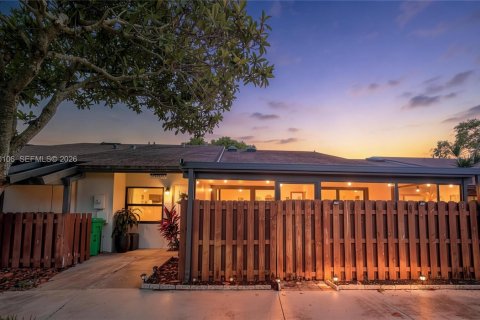 House in Sunrise, Florida 2 bedrooms, 88.63 sq.m. № 2086449 - photo 12
