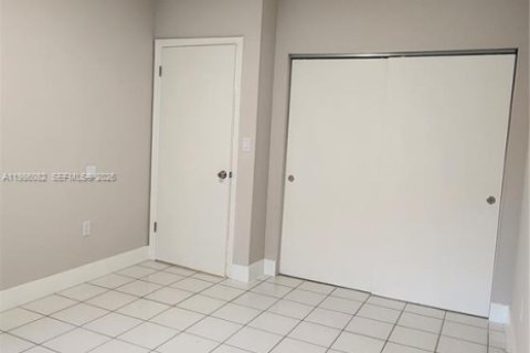 Villa ou maison à louer à Hallandale Beach, Floride: 3 chambres, 413.23 m2 № 2047929 - photo 13