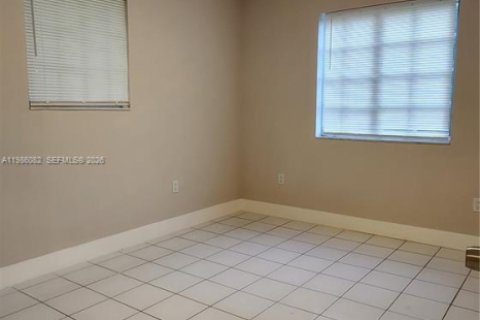 Villa ou maison à louer à Hallandale Beach, Floride: 3 chambres, 413.23 m2 № 2047929 - photo 11