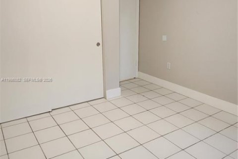 Villa ou maison à louer à Hallandale Beach, Floride: 3 chambres, 413.23 m2 № 2047929 - photo 17