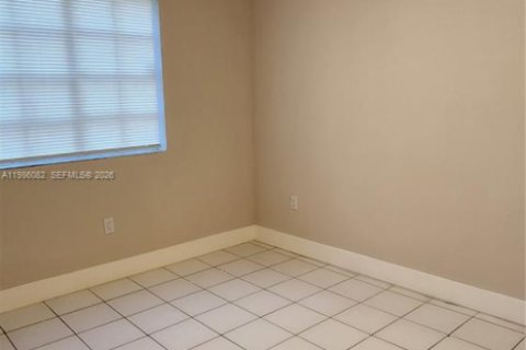 Villa ou maison à louer à Hallandale Beach, Floride: 3 chambres, 413.23 m2 № 2047929 - photo 16