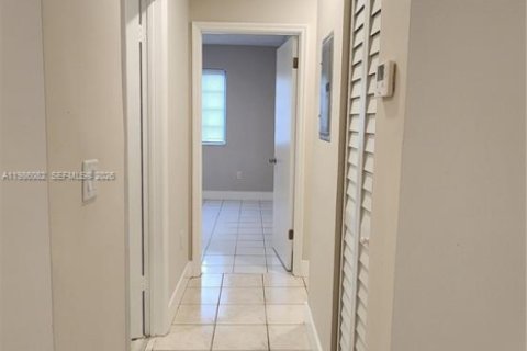 Villa ou maison à louer à Hallandale Beach, Floride: 3 chambres, 413.23 m2 № 2047929 - photo 7